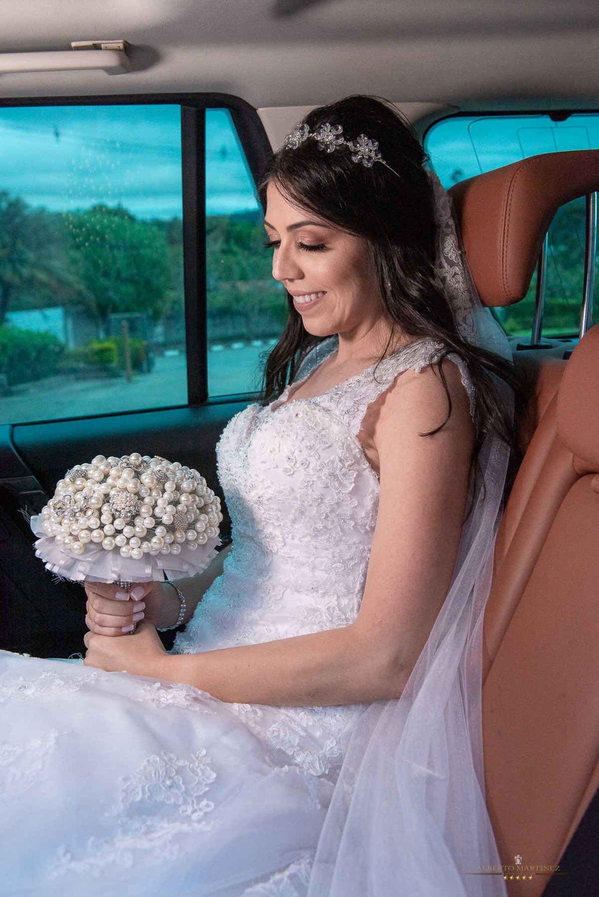 Noiva dentro do carro na frente da igreja em vargem grande paulista