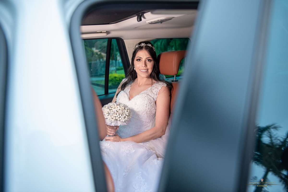 Noiva dentro do carro na frente da igreja em vargem grande paulista