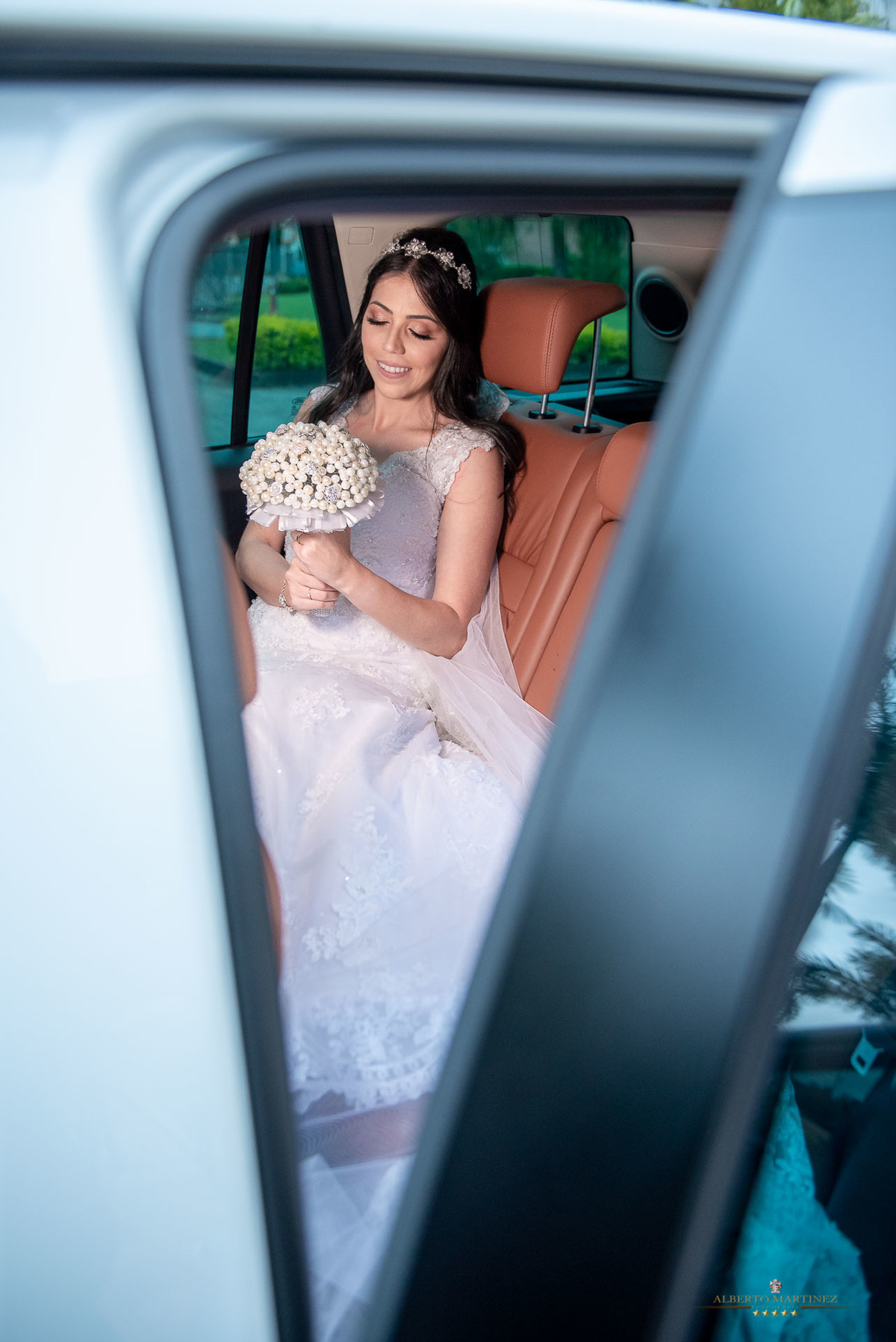 Noiva dentro do carro na frente da igreja em vargem grande paulista