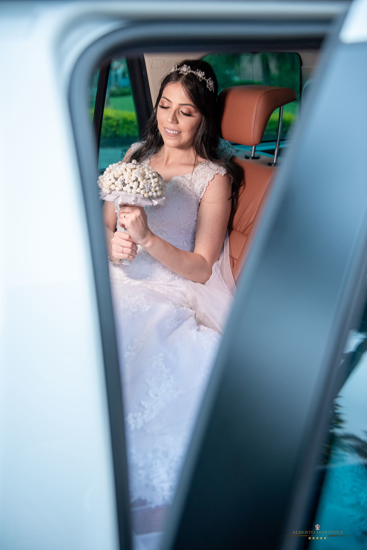 Noiva dentro do carro na frente da igreja em vargem grande paulista