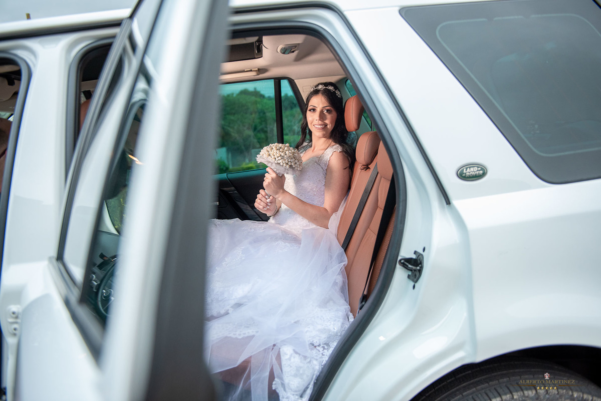 Noiva dentro do carro na frente da igreja em vargem grande paulista