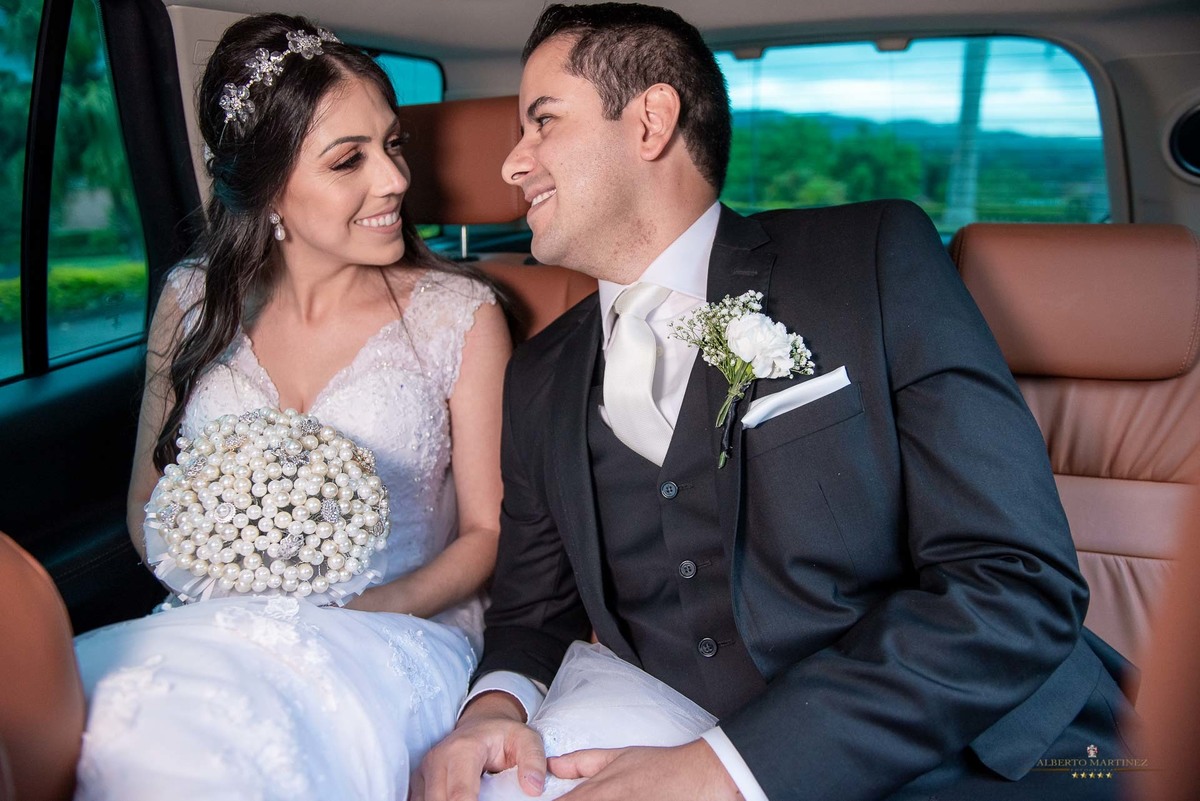 Noiva e noivo dentro do carro