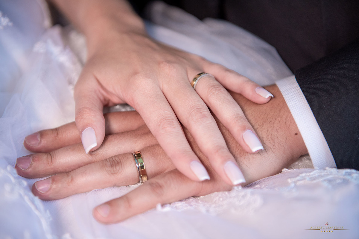 Mãos dos noivos com a aliança