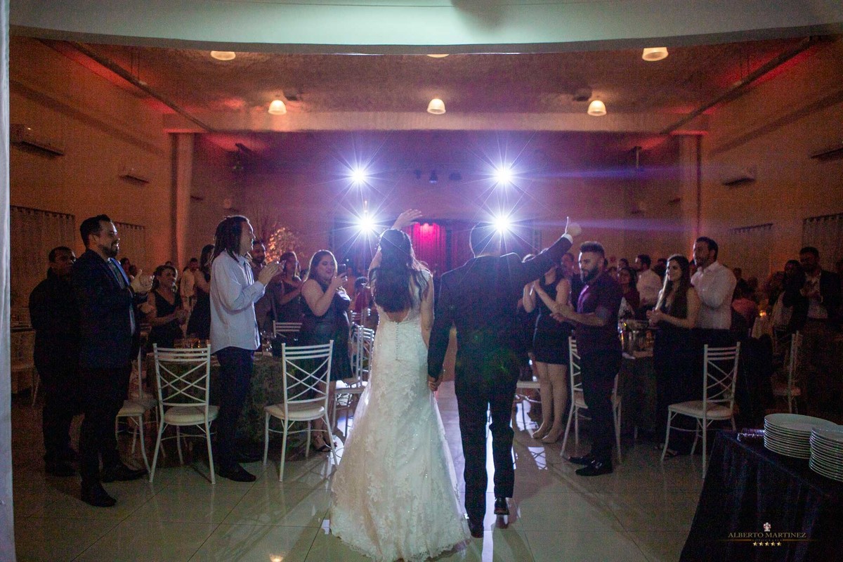 Noivos no Espaço Sonata na Granja Viana em Cotia