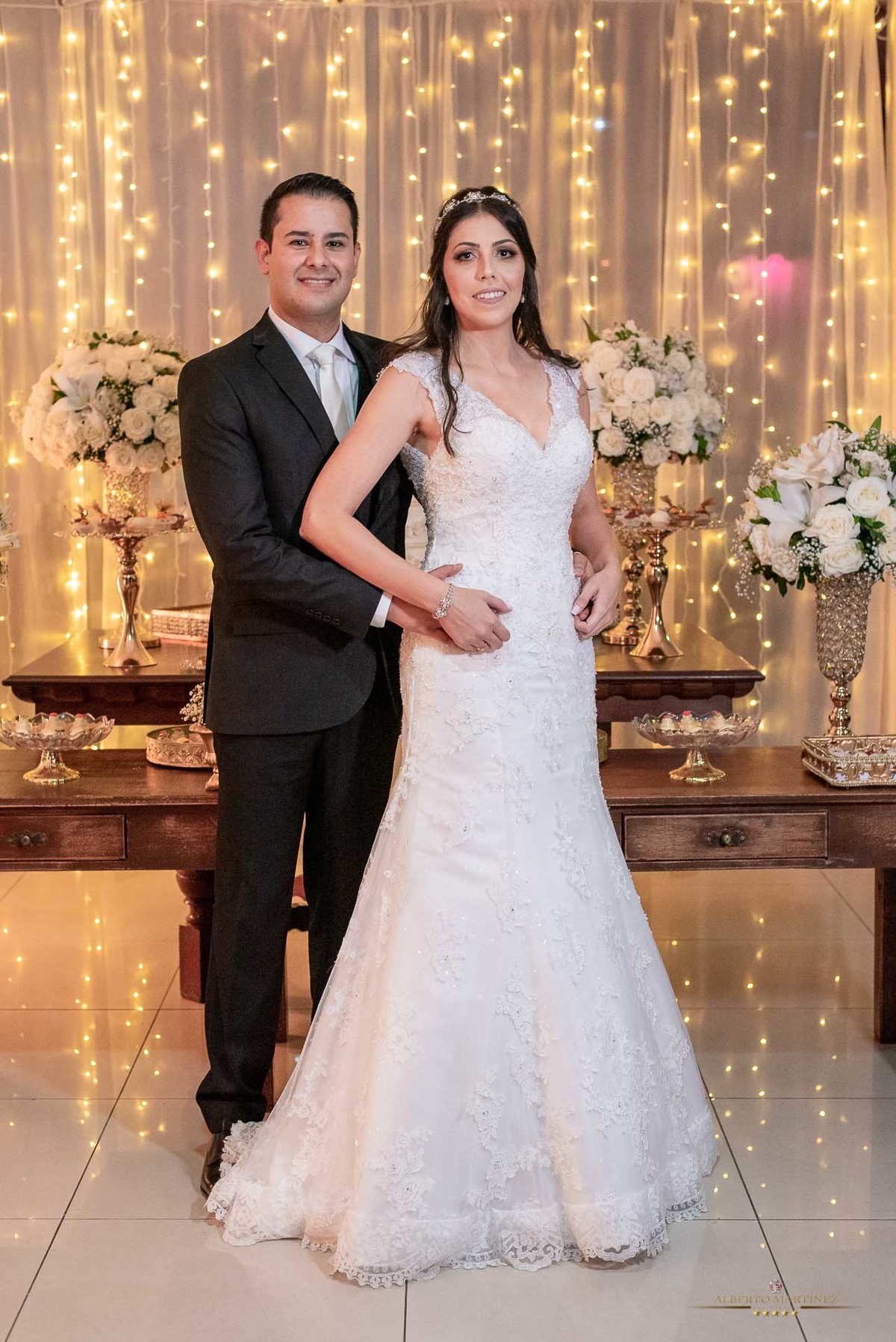 Noivos em frente do bolo de casamento no buffet sonata