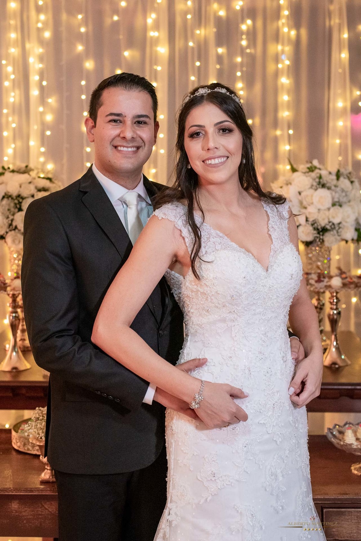 Noivos em frente do bolo de casamento no buffet sonata