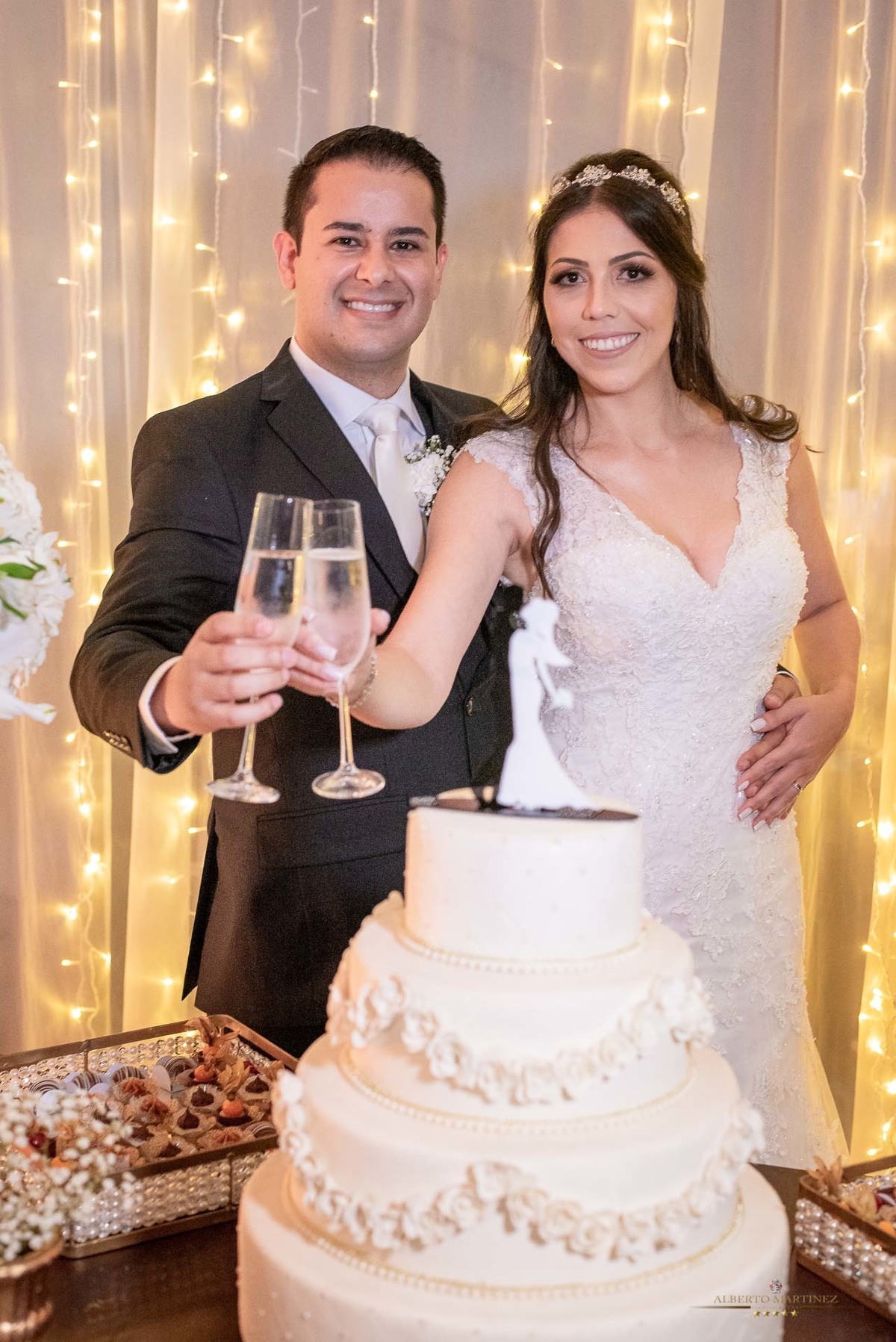 Noivos em frente do bolo de casamento no buffet sonata