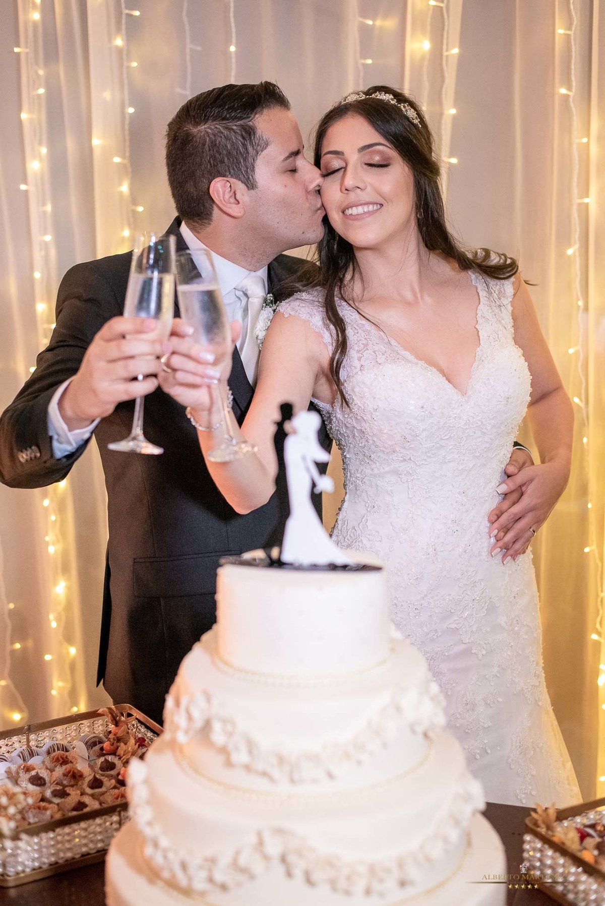 Noivos em frente do bolo de casamento no buffet sonata