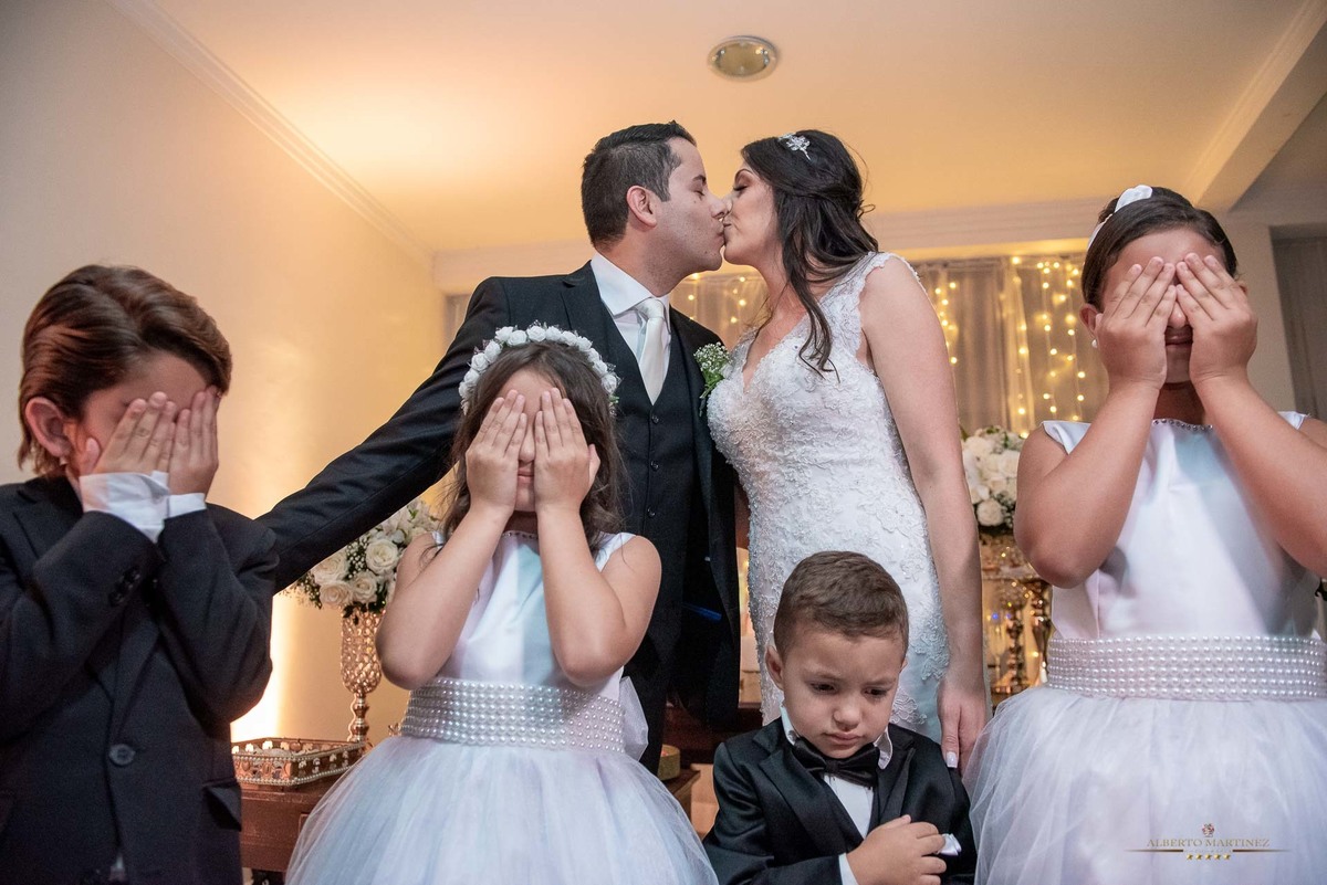Noivos em frente do bolo de casamento no buffet sonata