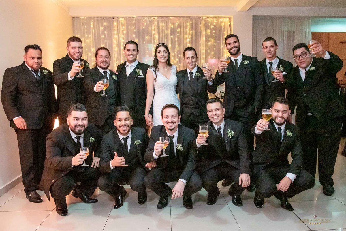 Foto com os padrinhos no buffet sonata na granja viana