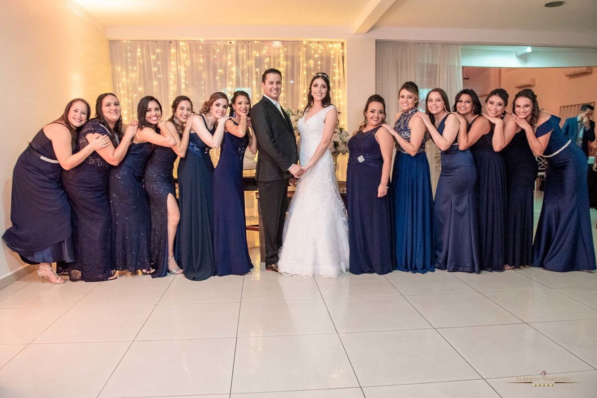 Foto com as madrinhas no buffet sonata na granja viana