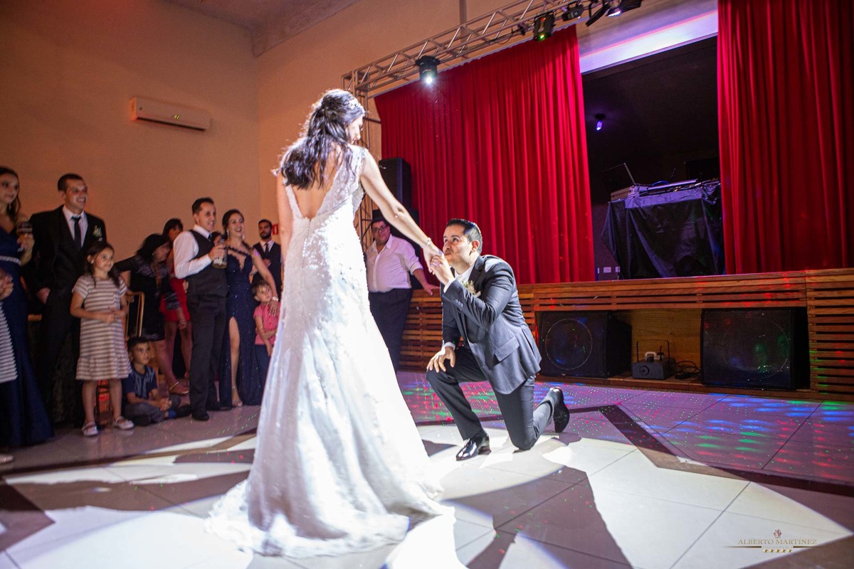 Dança dos noivos na festa de casamento