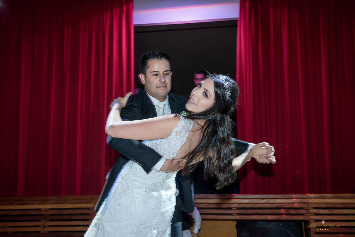 Dança dos noivos na festa de casamento