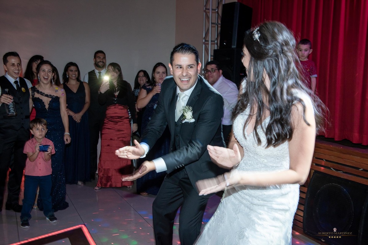 Dança dos noivos na festa de casamento