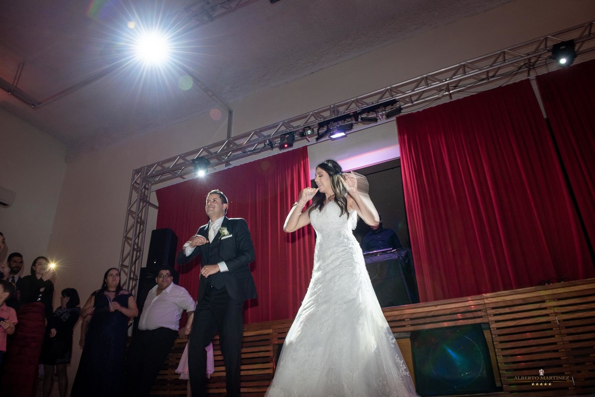 Dança dos noivos na festa de casamento