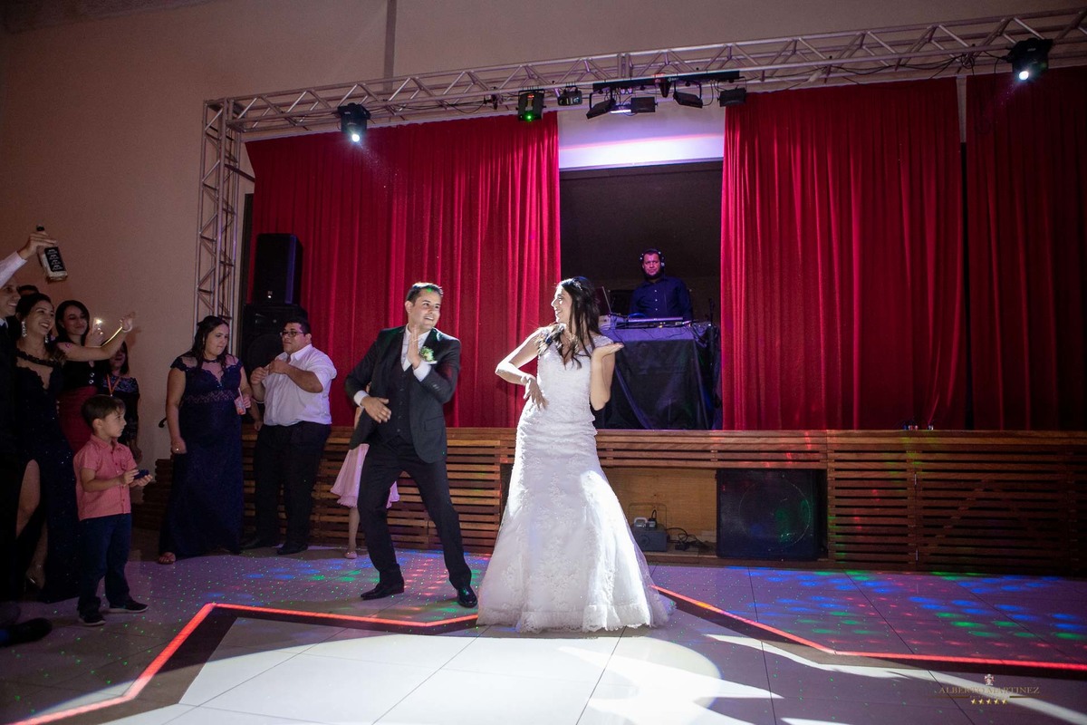 Dança dos noivos na festa de casamento
