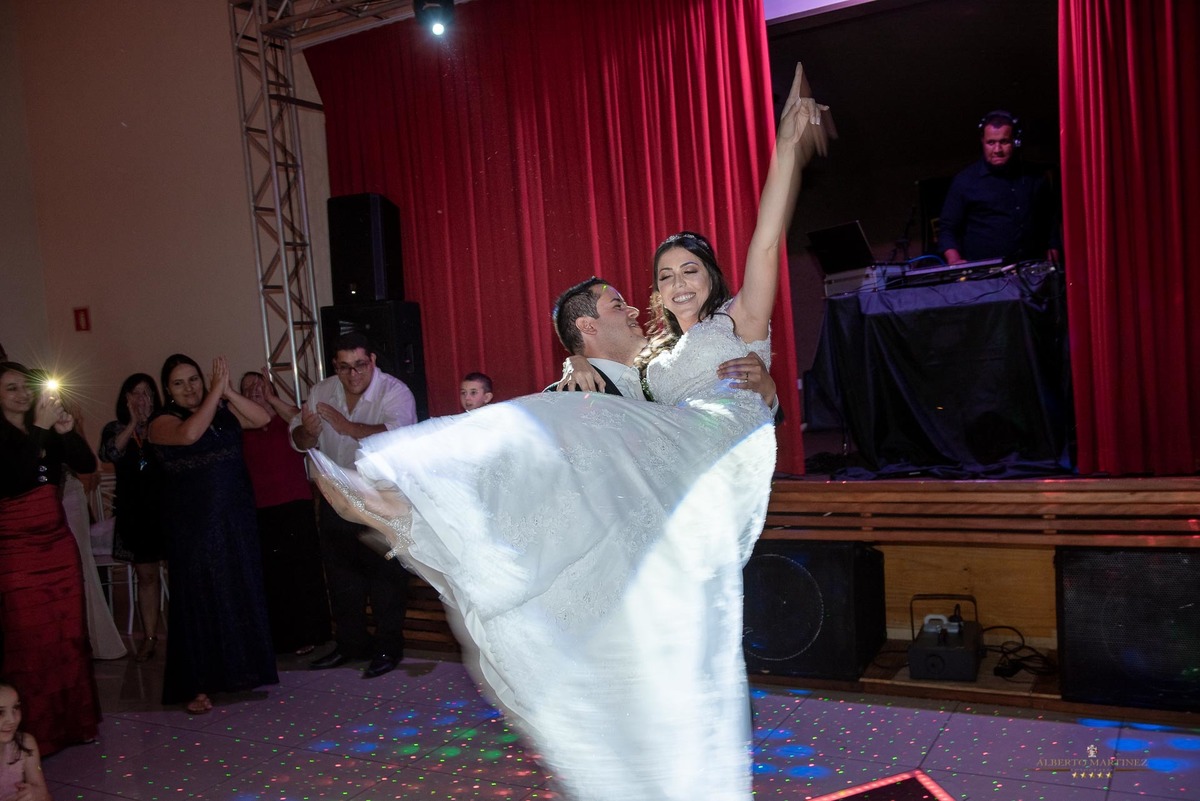 Dança dos noivos na festa de casamento