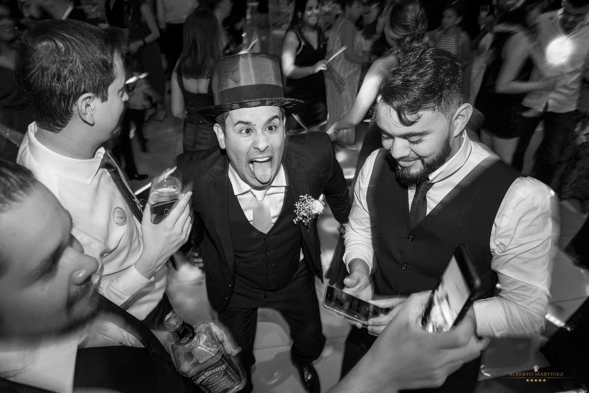 Noivo zuando na festa de casamento