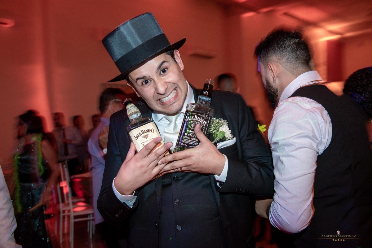 Noivo zuando na festa de casamento