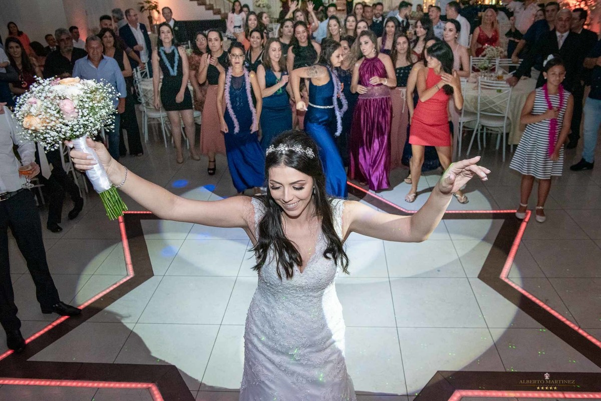 Noiva joja o buque para as mulheres