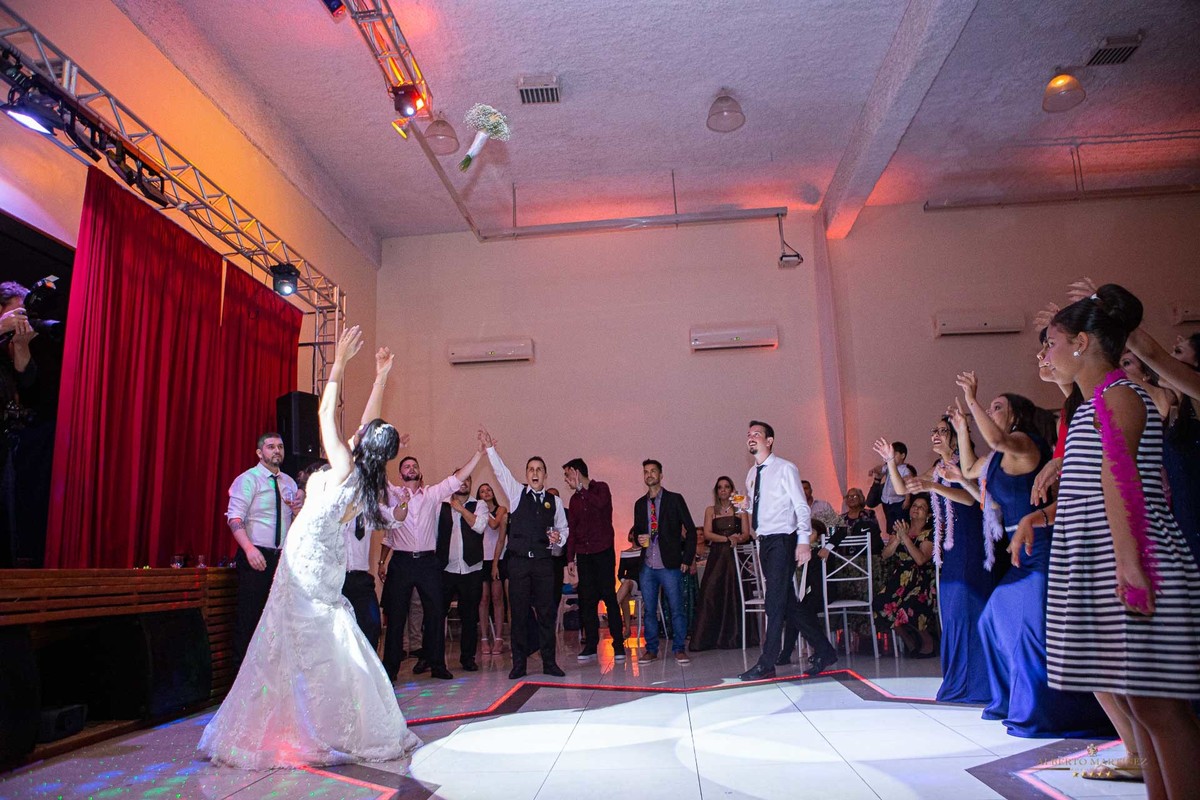 Noiva joja o buque para as mulheres