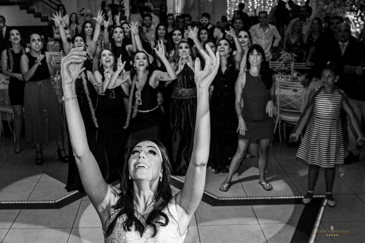 Noiva joja o buque para as mulheres