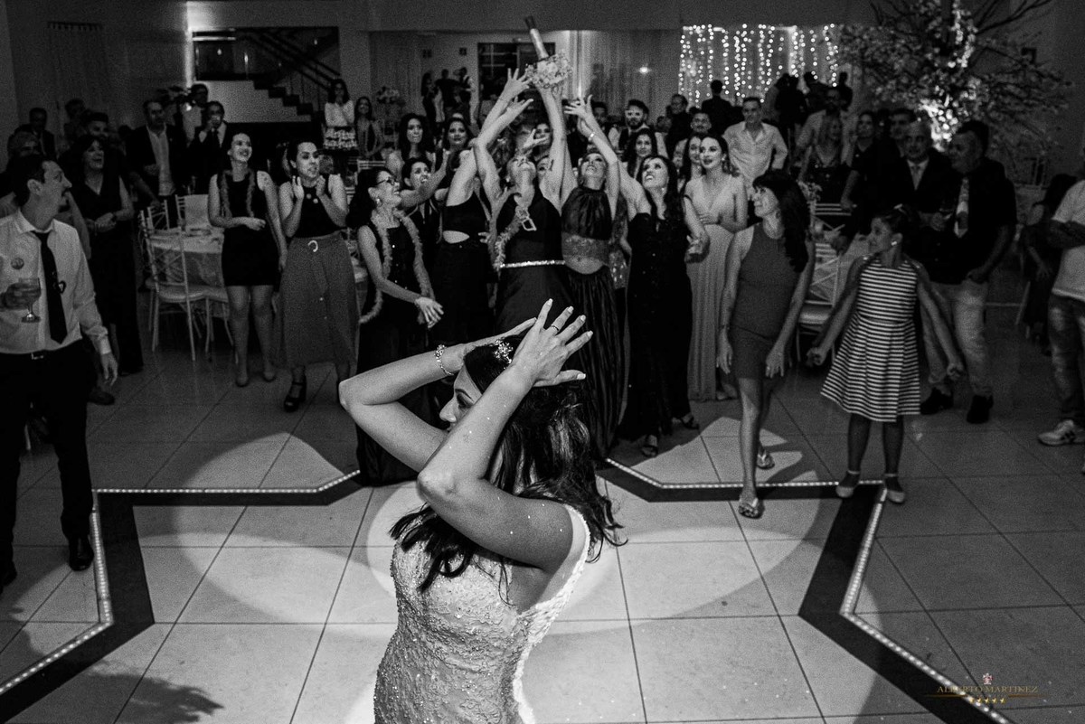 Noiva joja o buque para as mulheres