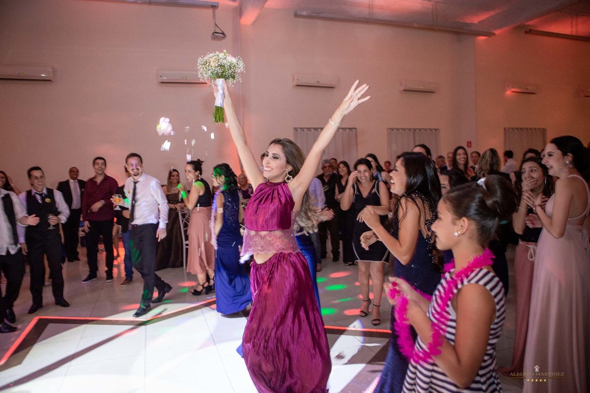 Noiva joja o buque para as mulheres