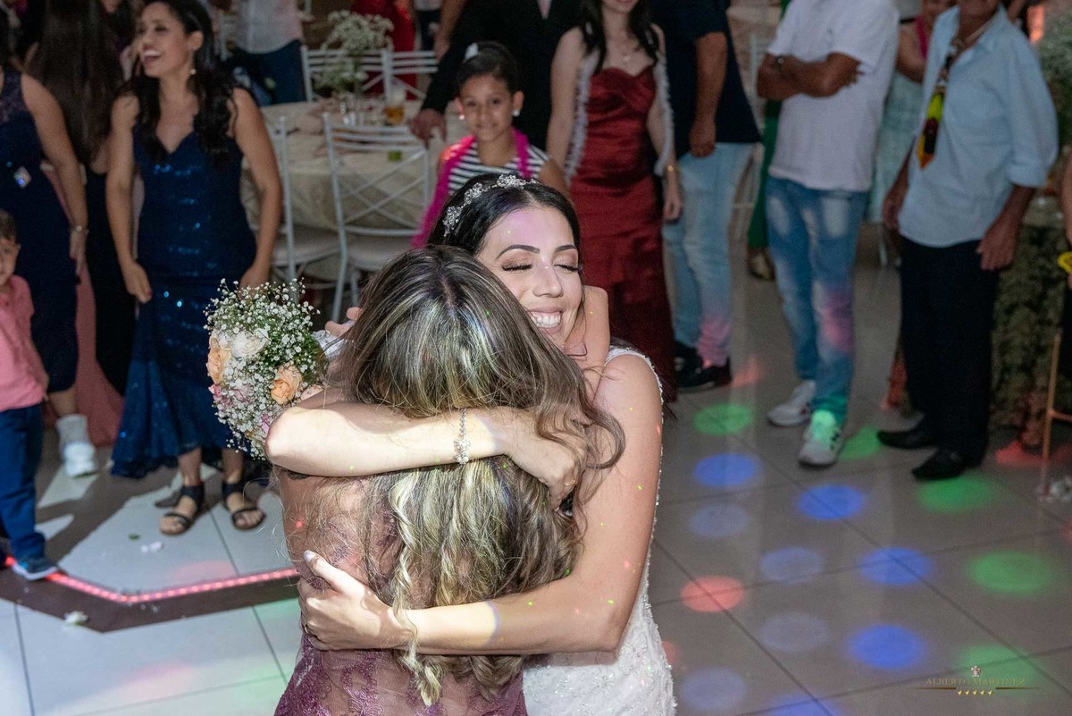 Noiva joja o buque para as mulheres