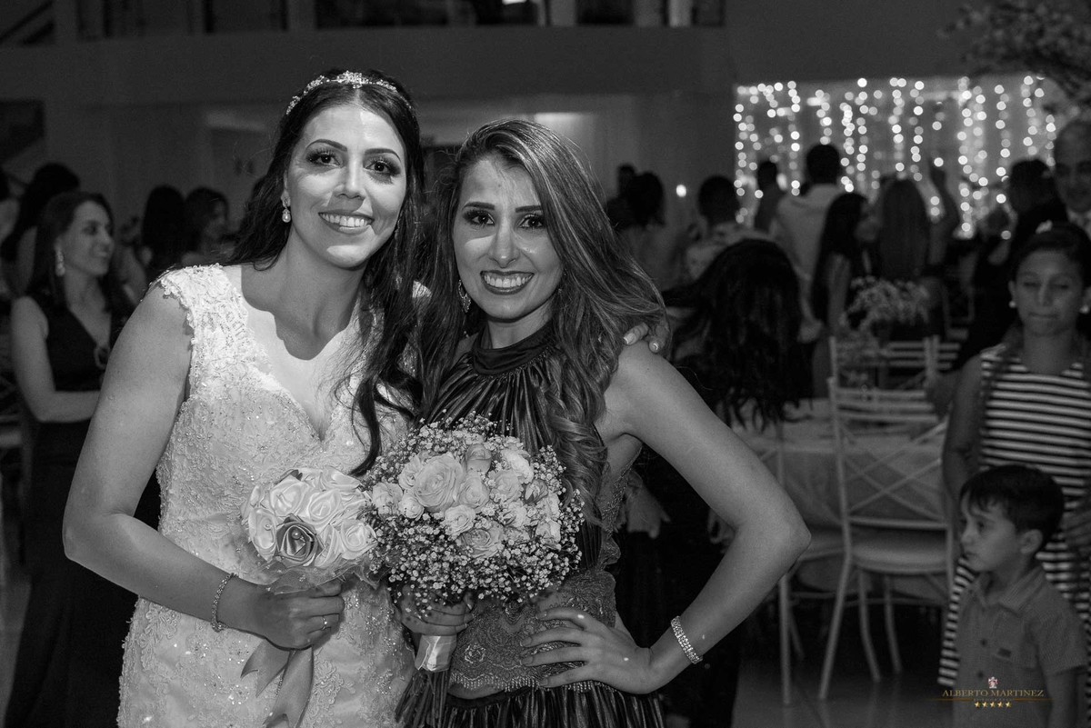 Noiva joja o buque para as mulheres