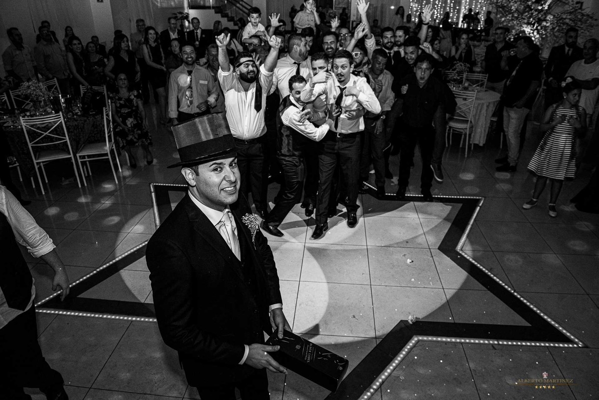 Noivo joga wisck para os padrinhos