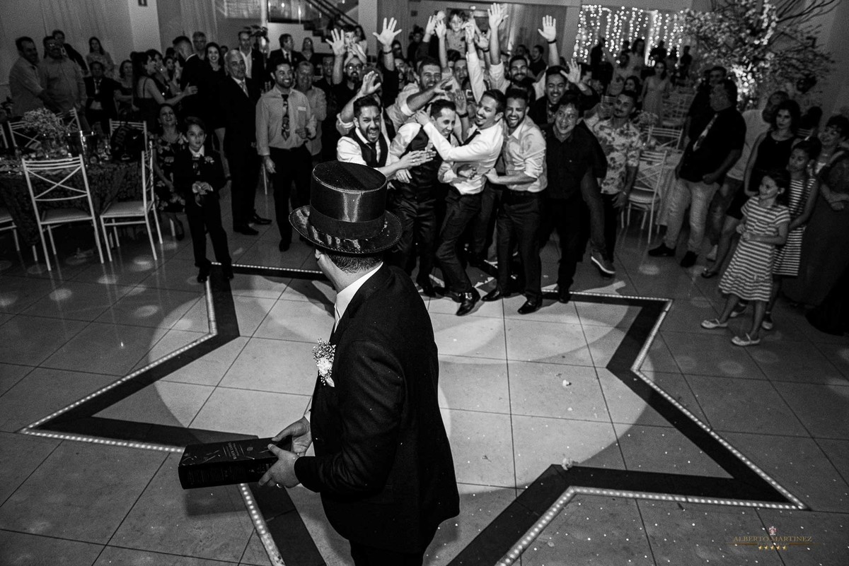 Noivo joga wisck para os padrinhos