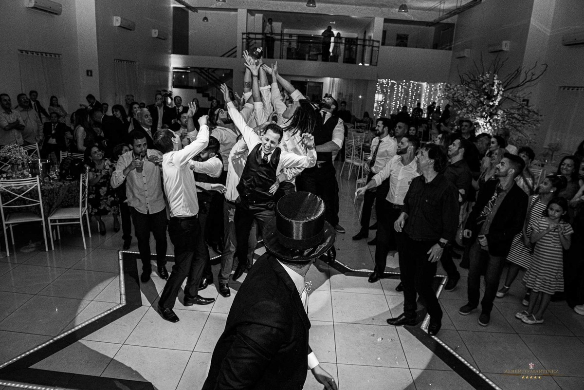 Noivo joga wisck para os padrinhos