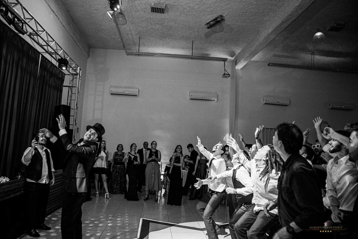 Noivo joga wisck para os padrinhos