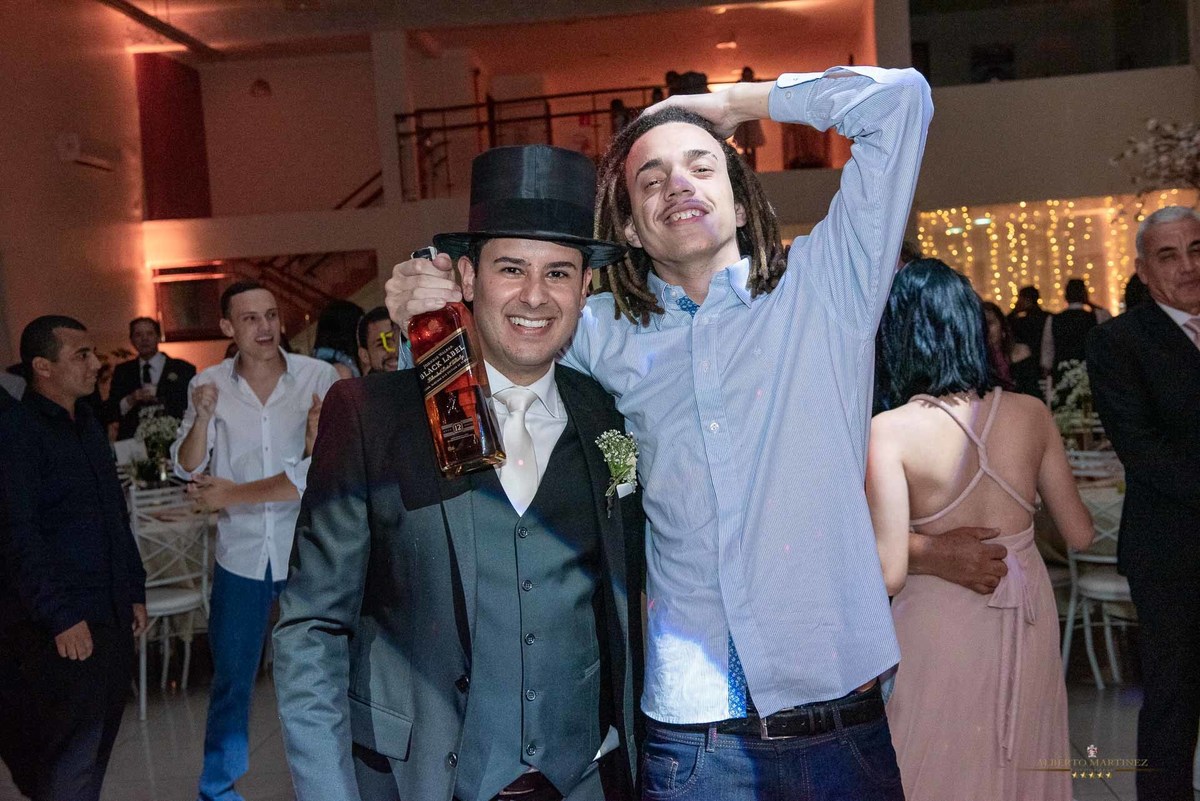 Noivo joga wisck para os padrinhos