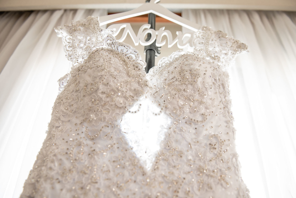 Vestido de noiva no making of da noiva - fotografia de casamento pelo fotógrafo de casamentos Alberto Martinez da empresa Pro2foto