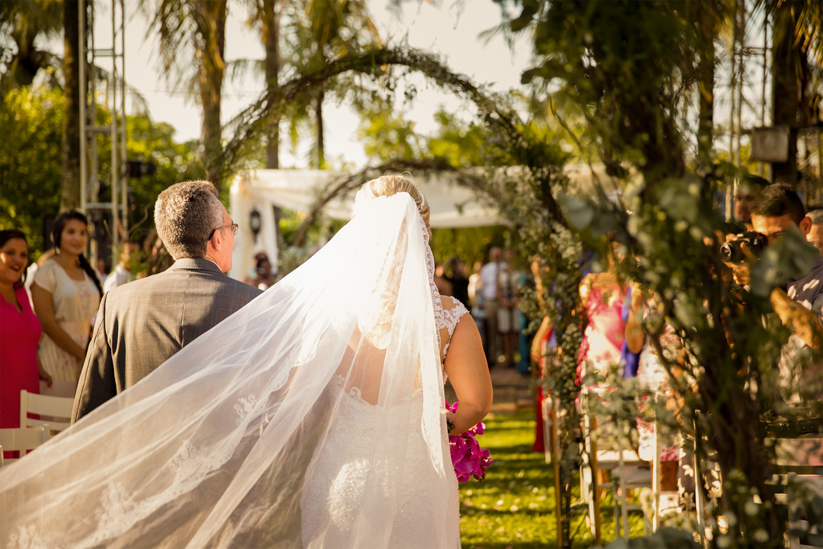 Fotos tiradas pelo Fotografo Régis Cristiano em Araçatuba – SP, momentos de muita alegria para os familiares e amigos. O casal escolheu a chácara Califórnia Eventos em Araçatuba São Paulo, por ser um casamen