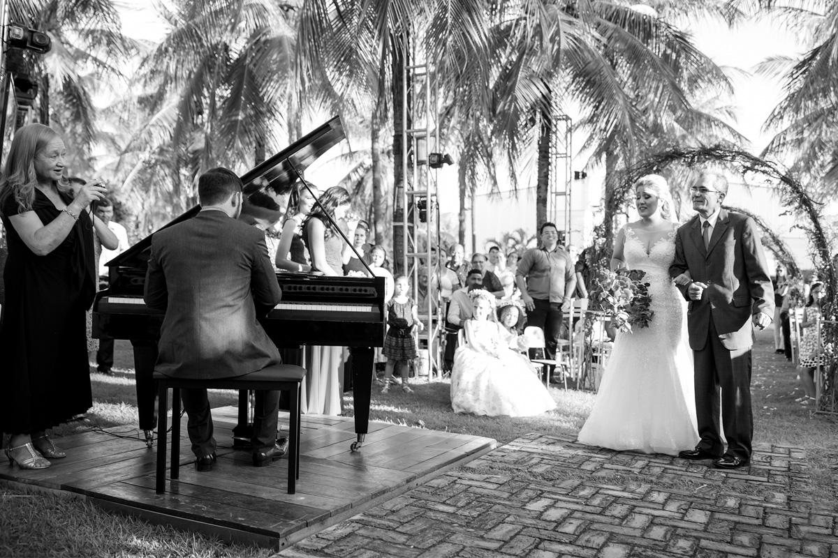 Fotos tiradas pelo Fotografo Régis Cristiano em Araçatuba – SP, momentos de muita alegria para os familiares e amigos. O casal escolheu a chácara Califórnia Eventos em Araçatuba São Paulo, por ser um casamen