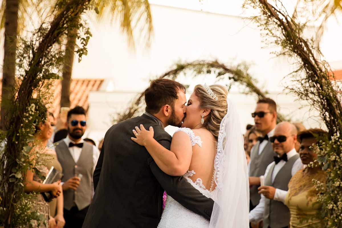 Fotos tiradas pelo Fotografo Régis Cristiano em Araçatuba – SP, momentos de muita alegria para os familiares e amigos. O casal escolheu a chácara Califórnia Eventos em Araçatuba São Paulo, por ser um casamen