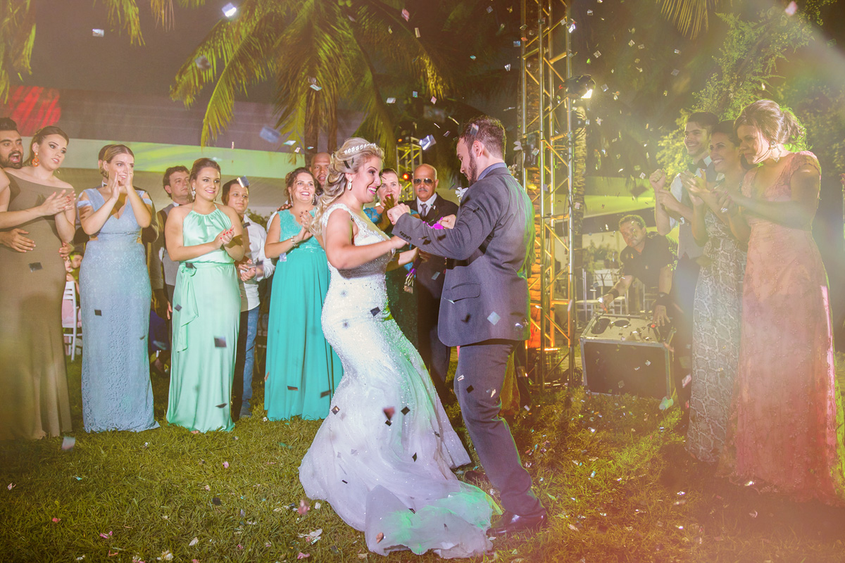 Fotos tiradas pelo Fotografo Régis Cristiano em Araçatuba – SP, momentos de muita alegria para os familiares e amigos. O casal escolheu a chácara Califórnia Eventos em Araçatuba São Paulo, por ser um casamen