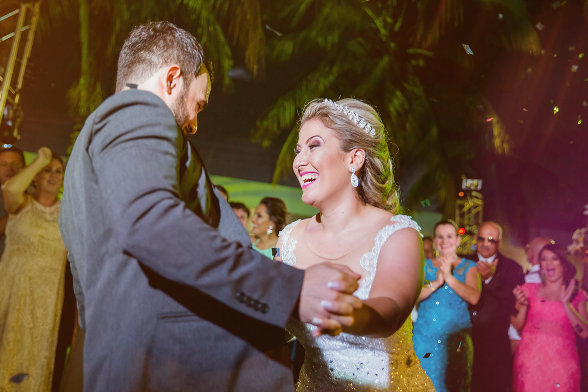 Fotos tiradas pelo Fotografo Régis Cristiano em Araçatuba – SP, momentos de muita alegria para os familiares e amigos. O casal escolheu a chácara Califórnia Eventos em Araçatuba São Paulo, por ser um casamen