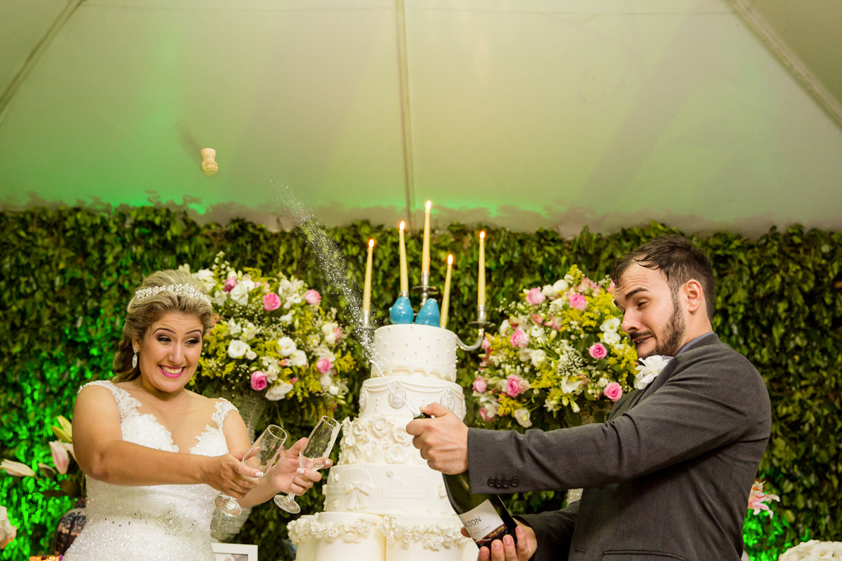 Fotos tiradas pelo Fotografo Régis Cristiano em Araçatuba – SP, momentos de muita alegria para os familiares e amigos. O casal escolheu a chácara Califórnia Eventos em Araçatuba São Paulo, por ser um casamen