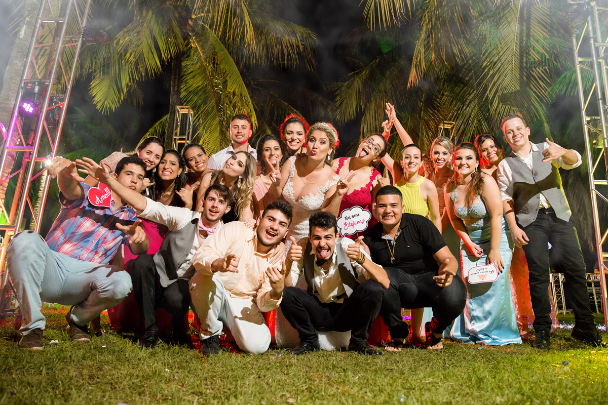 Fotos tiradas pelo Fotografo Régis Cristiano em Araçatuba – SP, momentos de muita alegria para os familiares e amigos. O casal escolheu a chácara Califórnia Eventos em Araçatuba São Paulo, por ser um casamen