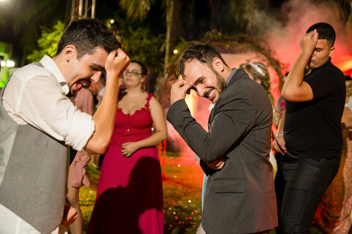 Fotos tiradas pelo Fotografo Régis Cristiano em Araçatuba – SP, momentos de muita alegria para os familiares e amigos. O casal escolheu a chácara Califórnia Eventos em Araçatuba São Paulo, por ser um casamen