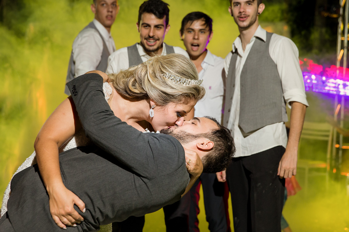 Fotos tiradas pelo Fotografo Régis Cristiano em Araçatuba – SP, momentos de muita alegria para os familiares e amigos. O casal escolheu a chácara Califórnia Eventos em Araçatuba São Paulo, por ser um casamen