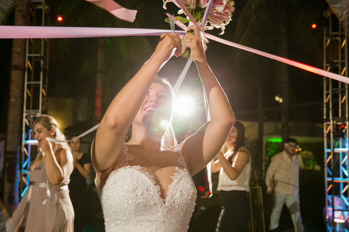 Fotos tiradas pelo Fotografo Régis Cristiano em Araçatuba – SP, momentos de muita alegria para os familiares e amigos. O casal escolheu a chácara Califórnia Eventos em Araçatuba São Paulo, por ser um casamen