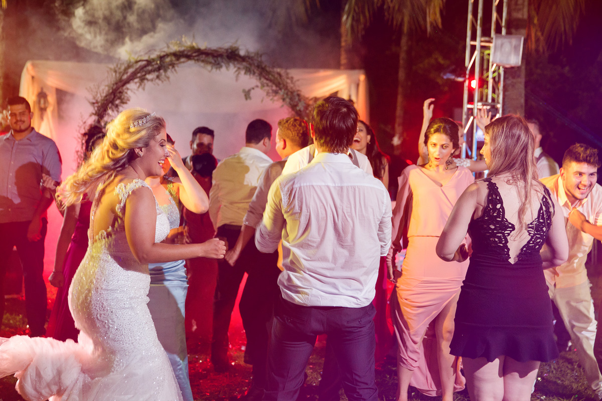 Fotos tiradas pelo Fotografo Régis Cristiano em Araçatuba – SP, momentos de muita alegria para os familiares e amigos. O casal escolheu a chácara Califórnia Eventos em Araçatuba São Paulo, por ser um casamen