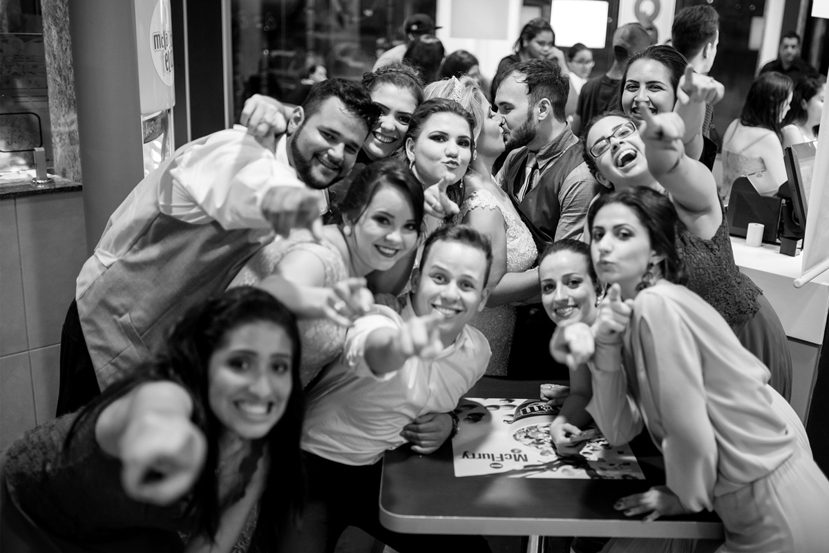 Fotos tiradas pelo Fotografo Régis Cristiano em Araçatuba – SP, momentos de muita alegria com os amigos. O casal e alguns amigos decidiram ir comemorar a parte final do dia de casamento no Mcdonalds, local onde além de muitas ri
