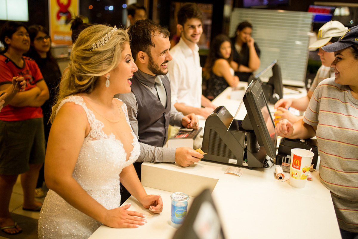 Fotos tiradas pelo Fotografo Régis Cristiano em Araçatuba – SP, momentos de muita alegria com os amigos. O casal e alguns amigos decidiram ir comemorar a parte final do dia de casamento no Mcdonalds, local onde além de muitas ri