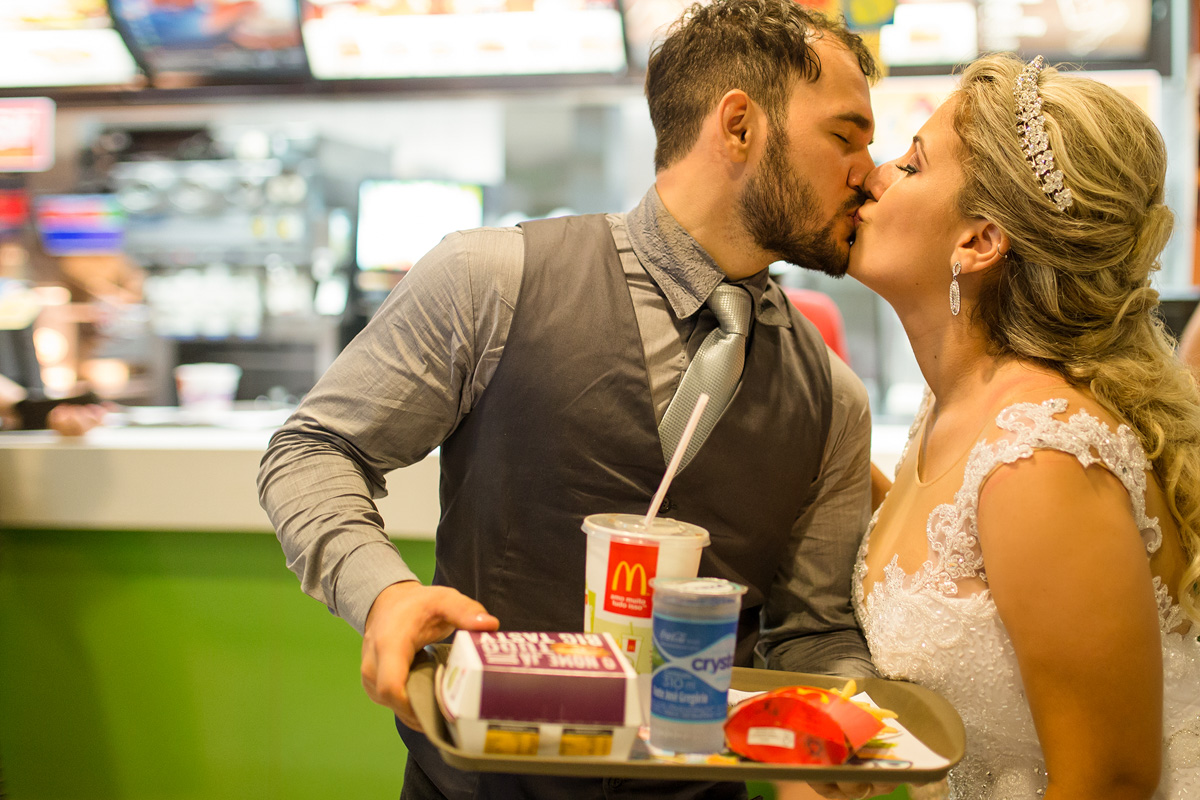 Fotos tiradas pelo Fotografo Régis Cristiano em Araçatuba – SP, momentos de muita alegria com os amigos. O casal e alguns amigos decidiram ir comemorar a parte final do dia de casamento no Mcdonalds, local onde além de muitas ri